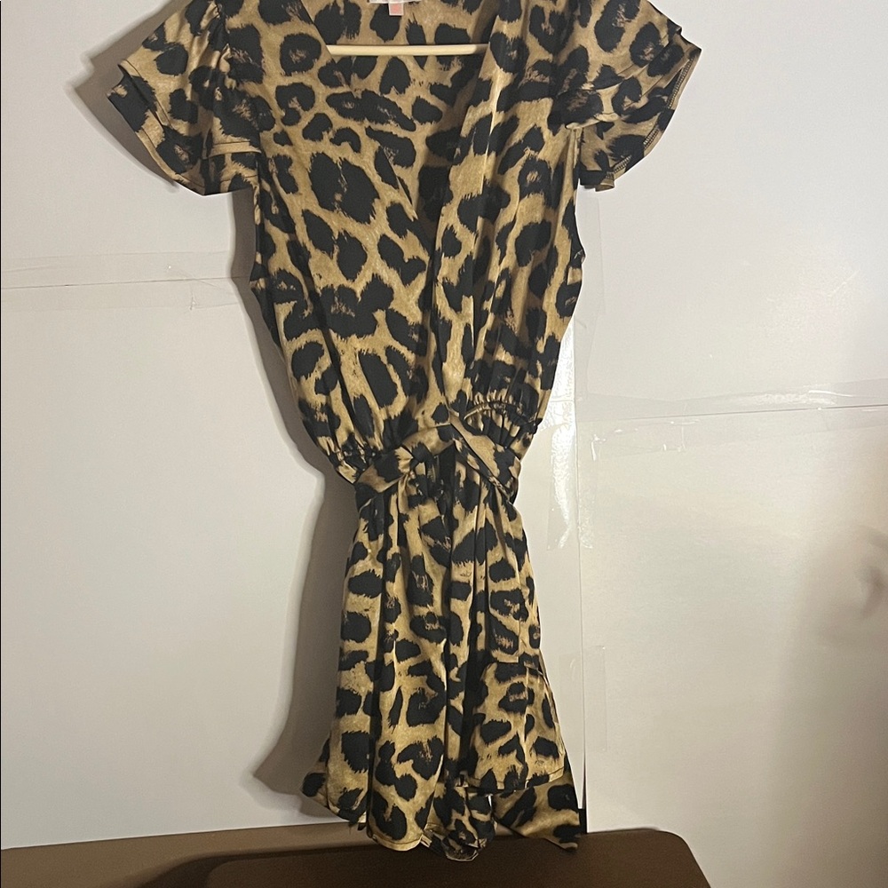 😄Luxxel Animal Print romper satiny medium belted